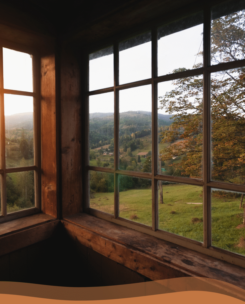 Aussicht aus einem Zimmer auf eine Hügellandschaft