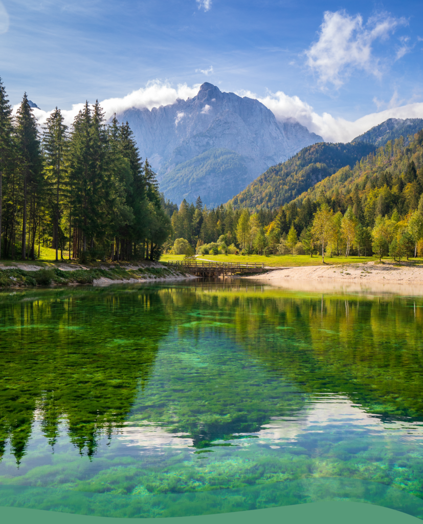 Klarer Bergsee Ein Klarer Bergsee mit Sicht auf den Grund, der die Klarheit durch Gefühle und Verstand symbolisiert