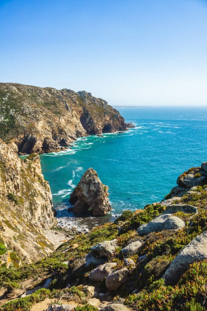 Malerische Küstenlandschaft am Meer als inspirierender Kraftort für ein exklusives lehrreiches Auslands-Retreat